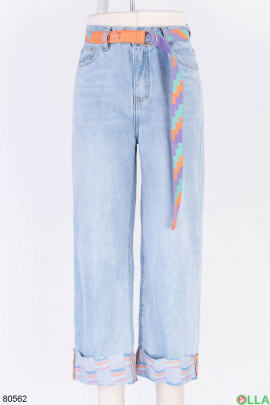 Women's blue jeans with a belt