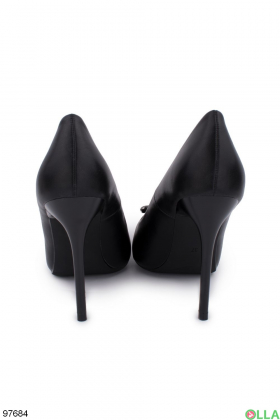 Жіночі чорні туфлі з брошкою