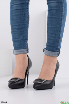 Женские черные туфли с брошью