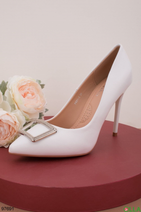 Women's white shoes with a brooch