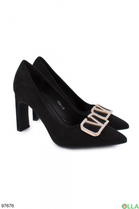 Women's black shoes with a brooch