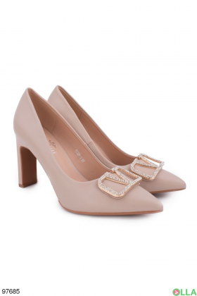 Women's beige shoes with a brooch
