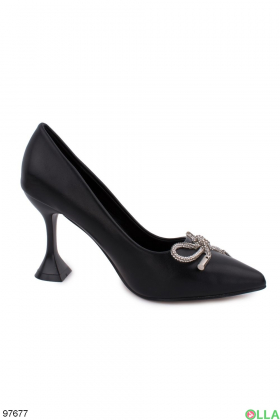 Women's black shoes with a bow