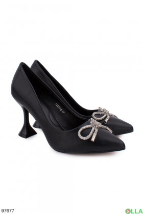 Women's black shoes with a bow