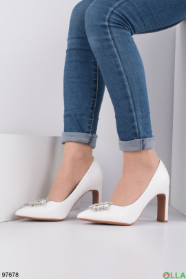 Женские белые туфли на каблуке