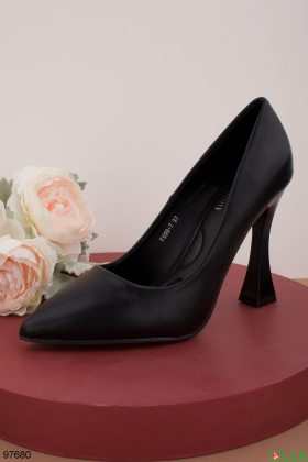 Жіночі чорні туфлі на високих підборах