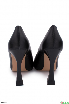 Женские черные туфли на высоком каблуке