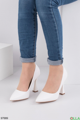 Женские белые туфли на высоком каблуке