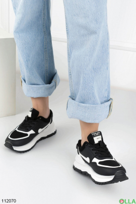 Жіночі чорно-білі кросівки з написом
