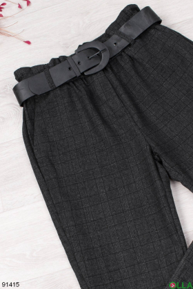 Жіночі темно-сірі брюки з ременем, в клітинку