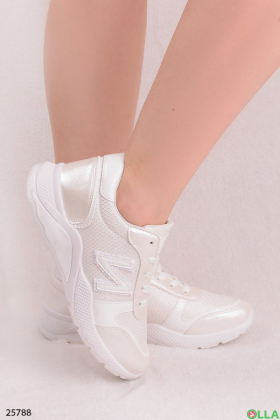 Белые кроссовки на шнуровке
