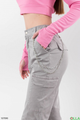Женские серые брюки-карго с цепочкой