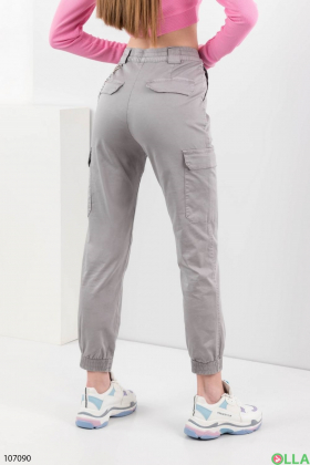 Женские серые брюки-карго с цепочкой