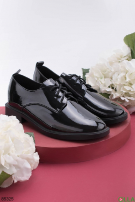 Женские черные лаковые туфли на шнуровке