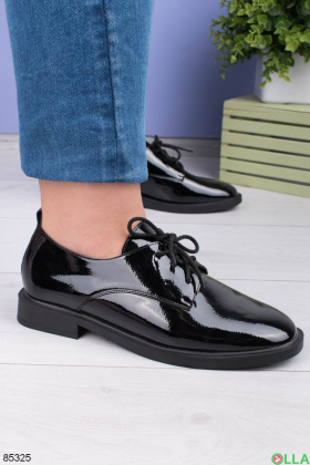 Жіночі чорні лакові туфлі на шнурівці