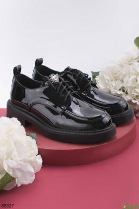 Жіночі чорні лакові туфлі на шнурівці