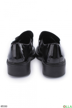 Женские черные лаковые туфли с пряжкой