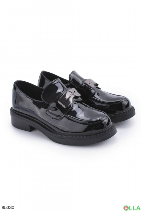 Жіночі чорні лакові туфлі з пряжкою