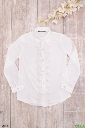 Белая блузка с кружевной вставкой
