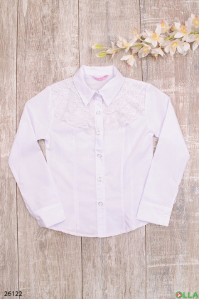 Белая блузка с ажурной вставкой