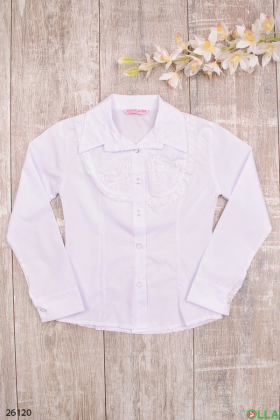 Белая блузка с вышитыми цветами