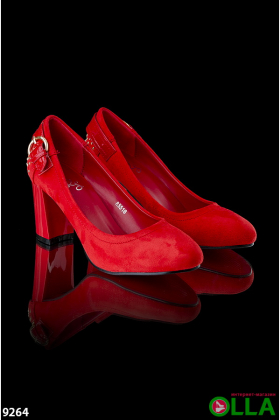 Червоні туфлі з пряжкою