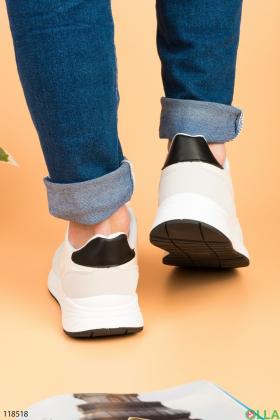 Чоловічі сіро-білі кросівки на шнурівці