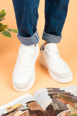 Мужские серо-белые кроссовки на шнуровке