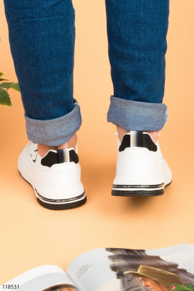Мужские белые кроссовки на шнуровке