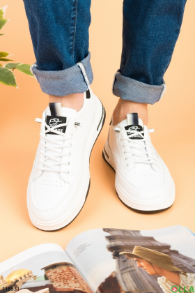 Мужские белые кроссовки на шнуровке