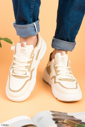 Мужские бело-бежевые кроссовки на шнуровке
