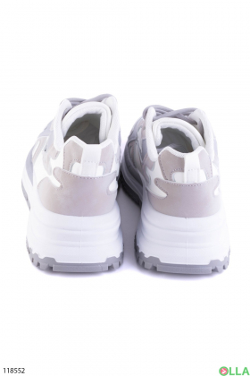 Женские серо-белые кроссовки на шнуровке