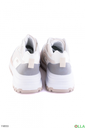 Женские бело-бежевые кроссовки на шнуровке