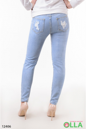 Голубые джинсы с порванностями