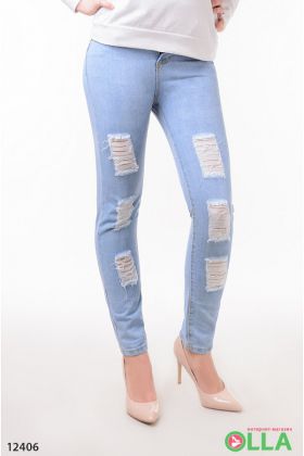 Голубые джинсы с порванностями