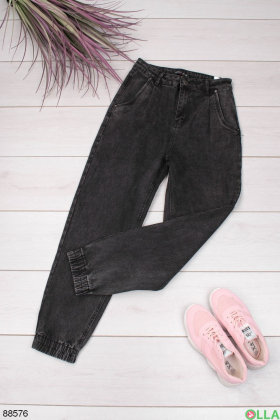 Жіночі темно-сірі джинси в класичному стилі