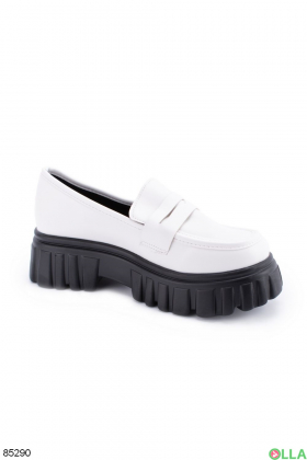 Жіночі білі туфлі без застібки