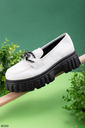 Жіночі білі туфлі з ланцюгом
