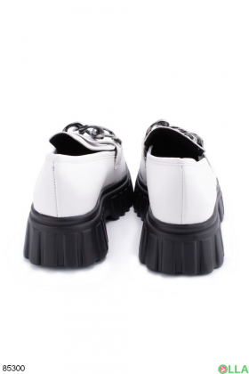 Жіночі білі туфлі з ланцюгом