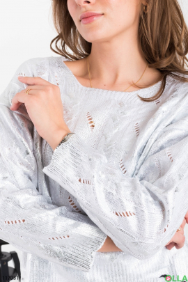 Женский свитер серебристого цвета с декором