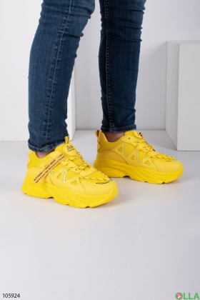 Женские желтые кроссовки на шнуровке