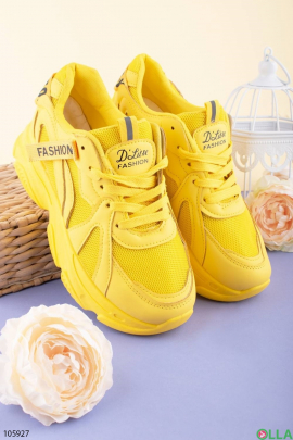 Женские желтые кроссовки на шнуровке