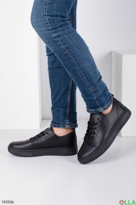 Женские черные кроссовки на шнуровке