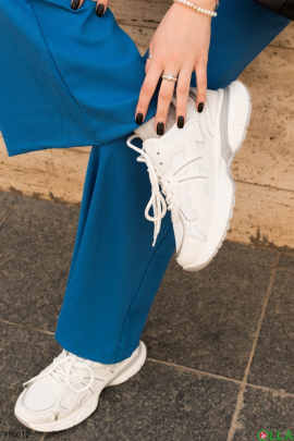 Женские белые кроссовки на шнуровке