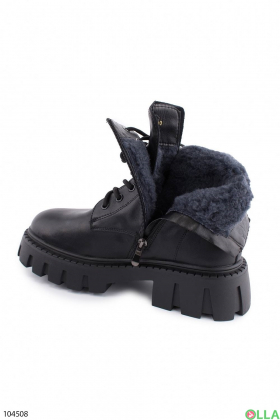 Женские зимние черные ботинки на шнуровке