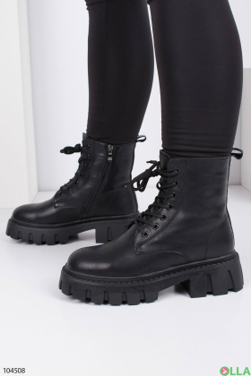Женские зимние черные ботинки на шнуровке