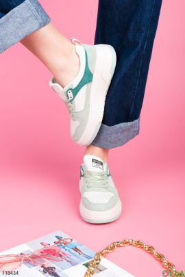 Женские бело-зеленые кроссовки на шнуровке