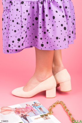 Женские светло-бежевые туфли из эко-замши на каблуке