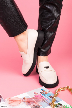 Жіночі світло-бежеві туфлі з еко-шкіри