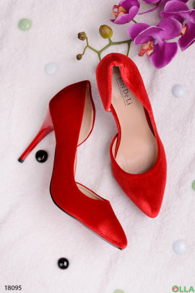 Червоні туфлі на шпильці